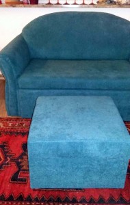 renowacja kanapy i  pufy w turkusowy materiał  z fakturą boucle  wyk. własne TAPICERSTWO ŁÓDŹ