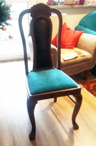 stylowe, stare krzesła  rożświetlone turkusowym siedziskiem wyk. własne TAPICERSTWO ŁÓDŹ